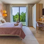 Villa Brand New Design With Heated Pool And Sea View